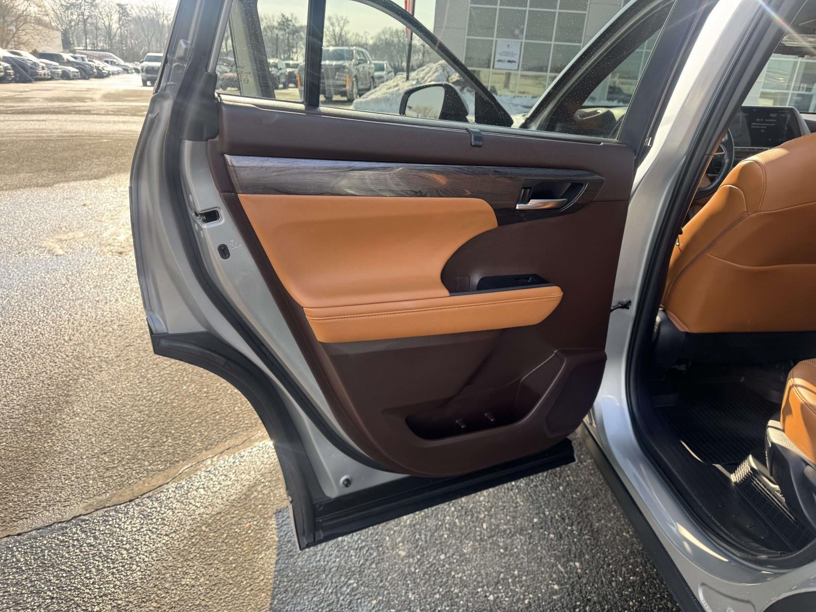 2021 Toyota Highlander Hybrid Platinum