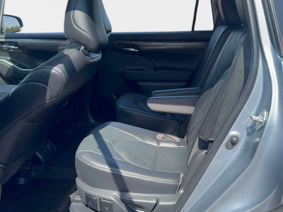 2023 Toyota Highlander Hybrid Platinum