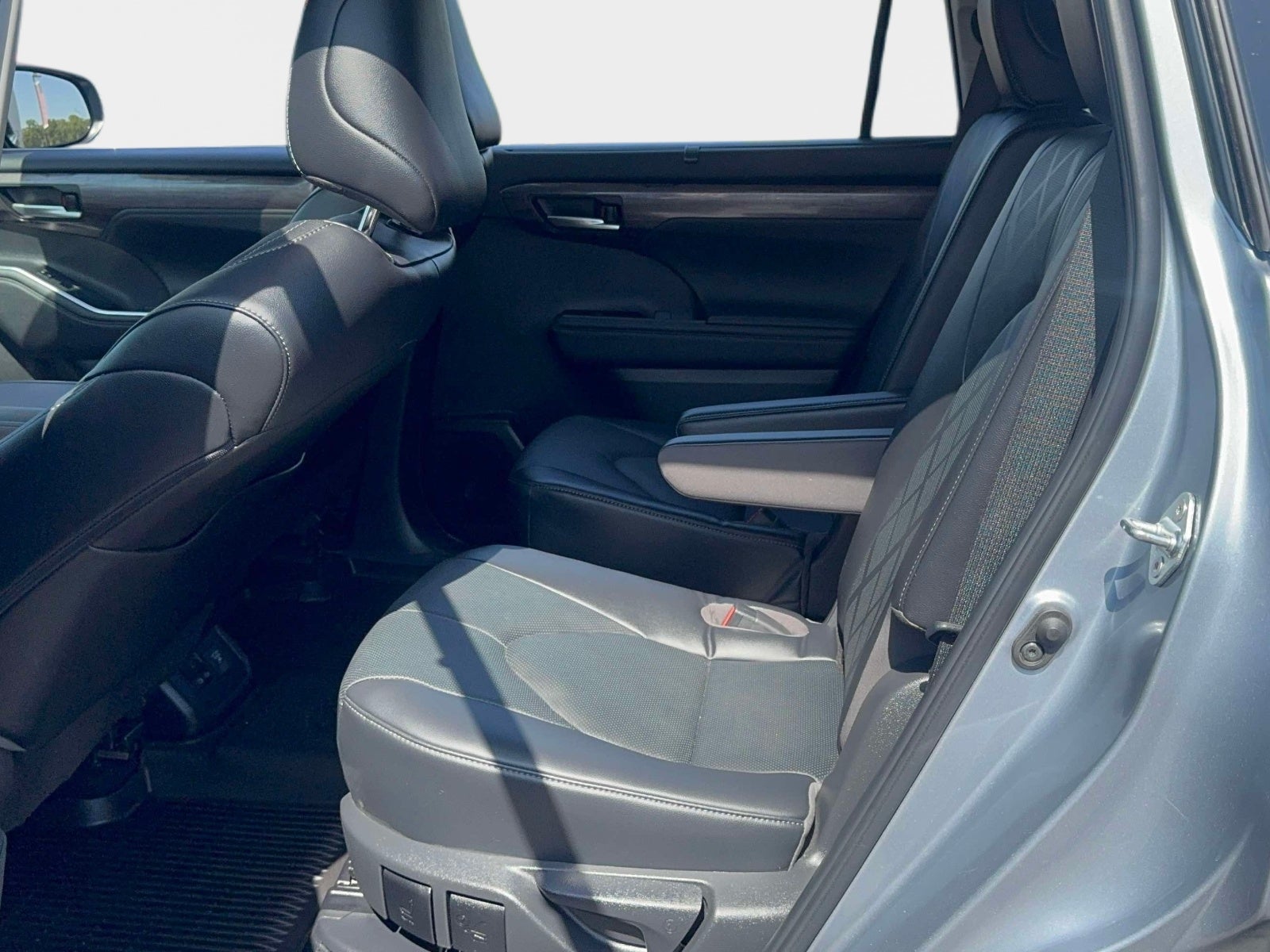 2023 Toyota Highlander Hybrid Platinum