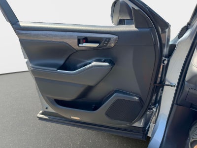 2023 Toyota Highlander Hybrid Platinum