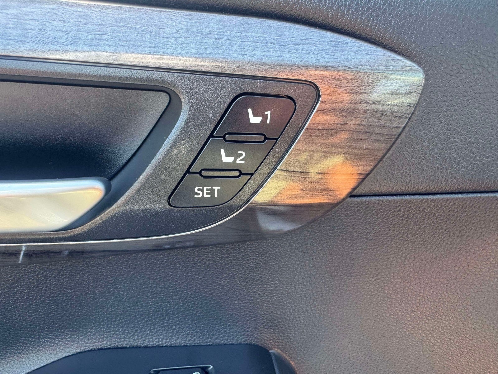 2023 Toyota Highlander Hybrid Platinum