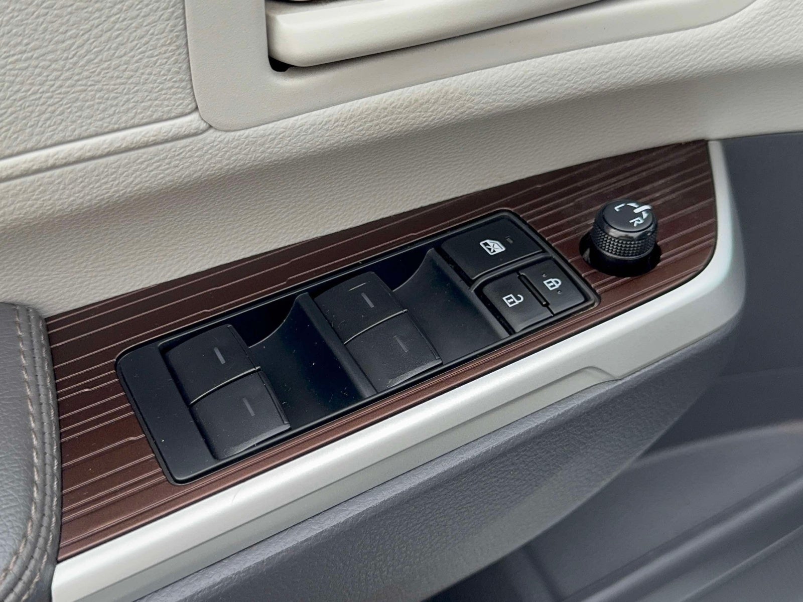 2023 Toyota Sienna LE 8 Passenger