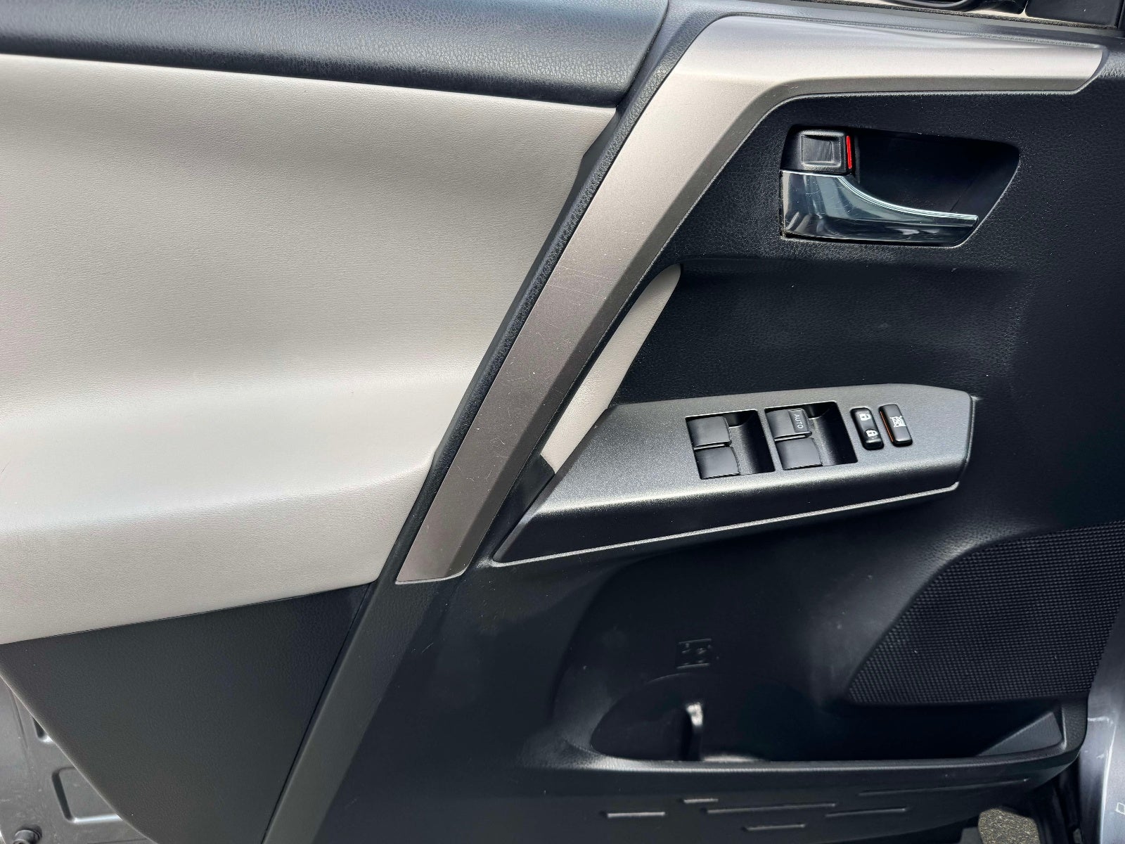 2017 Toyota RAV4 Hybrid XLE